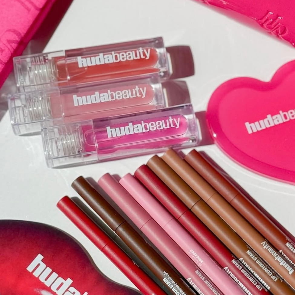ملمع شفاه نادر ورائج متعدد الأ - مراجعة Huda Beauty Makeup Bag وسعره